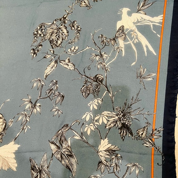 Beautiful Gucci Scarf - Picture 4 of 6